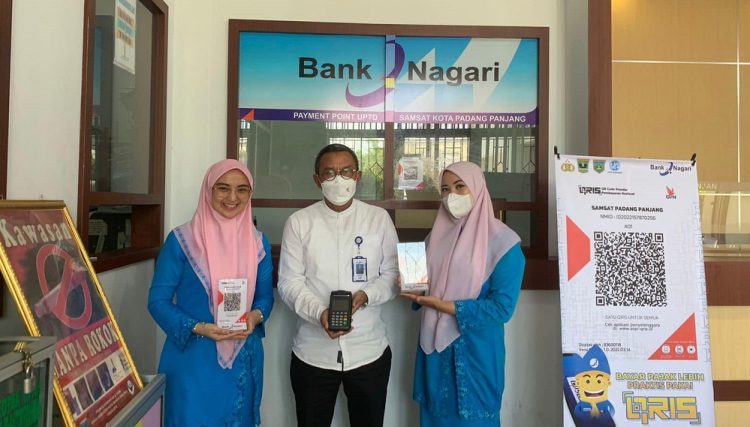 Kepala Cabang Bank Nagari PAdang Panjang bersama staf mempromosikan layanan Aplikasi QRis