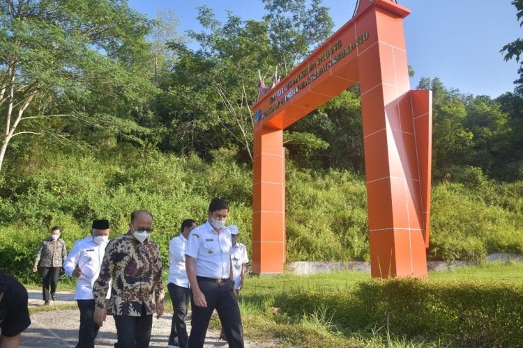 Walikota Sawahlunto, Deri Asta mendampingi Tim Kemenaker saat meninjau pembangunan Workshop Diklat Pendidikan Vokasi dan BLK Sumatera.