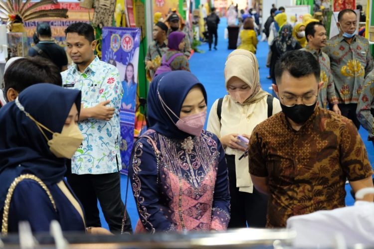 Pengunjung Inacraft menyaksikan produk karya UMKM Padang Panjang seperti Kerupuk kulit dan batik.