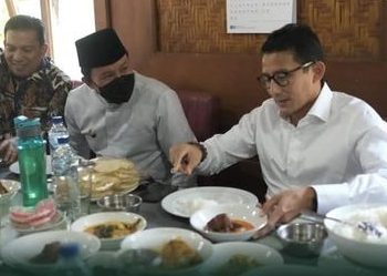 Singgah di Rumah Makan Pak Datuk Padang Panjang, Sandiaga Uno Minta Perbanyak Iven Pariwisata