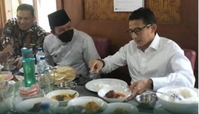 Singgah di Rumah Makan Pak Datuk Padang Panjang, Sandiaga Uno Minta Perbanyak Iven Pariwisata