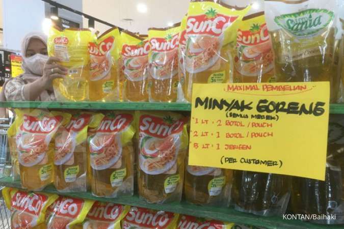 ILUSTRASI. Minyak goreng kemasaran di pasaran.