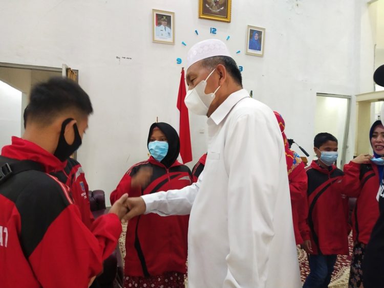 Bupati Pasaman Barat, Hamsuardi melepas kontingen Peparperda, Selasa (23/3/2022). OSNIWATI