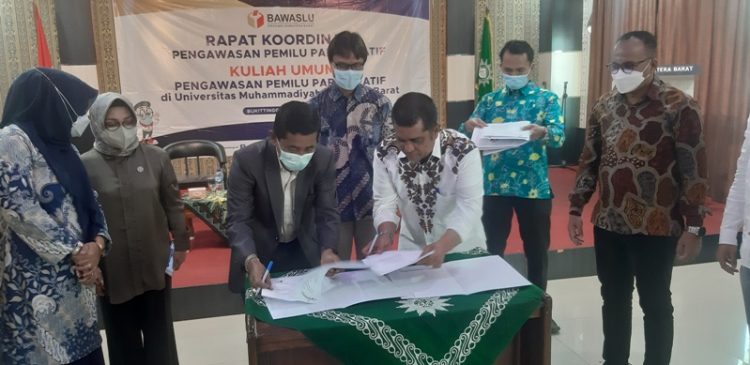 Ketua Bawaslu Sumbar dan Dekan Fakultas Hukum UM Sumbar menandatangani kerja sama yang disaksikan Wakil Rektor III UM Sumbar di Kampus III By Pas Bukittinggi, Sabtu (26/3). YURSIL