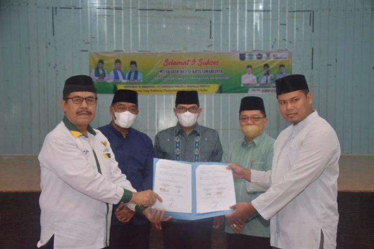 Penandatanganan kerja sama Baznas dan MUI dalam sosialisasi pengumpulan zakat di Kota Sawahlunto, Sabtu (26/3/2022). IST