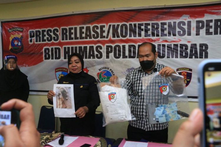 Kasubbid Penmas Bidhumas Polda Sumbar, AKBP Afriyani didampingi Kasubdit III Ditreskrimum AKBP Jefri Indra Jaya menunjukkan barang bukti milik pelaku pencuri ternak di Mapolda Sumbar, Kamis (31/3/2022). HUMAS