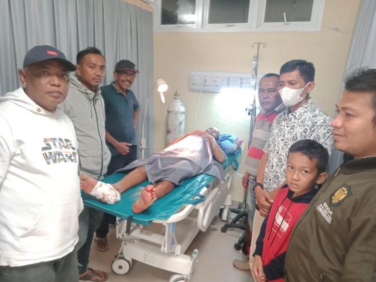 Camat Sasak Ranah Pasisie, Ferdinan Ujang ketika mendampingi korban diterkam buaya di RSUD Jambak. OSNIWATI