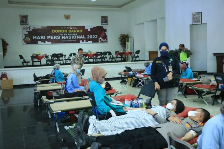Suasana personel Polda Sumbar, ASN dan beberapa wartawan mendonorkan darahnya di ruang Jenderal Awaluddin Jamin Lantai III, Gedung Samapta Polda Sumbar, Rabu (30/3/2022). HUMAS