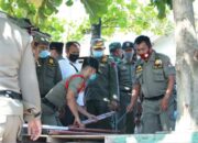 Tutupi Keindahan Pantai, Tim Gabungan Bongkar Lapak PKL di Pantai Padang
