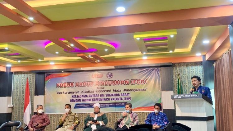 Ketua FKP, Mawardi saat memberikan pemaparan tentang FGD di Audiotorium UM Sumbar Bukittinggi, Rabu (23/3/2022). APIZRAJOALAM