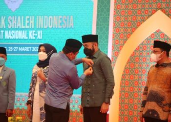 Fadly Amran Terima Anugerah FASI XI 2022