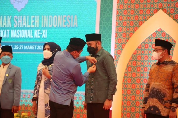 Penyematan PIN Anugerah FASI XII 2022 oleh Ketua Pembina DPP BKPRMI, Komjen Polisi (Purn) Dr. Syafruddin Kambo, M.Si kepada Wali Kota Padang Panjang, Fadly Amran. APIZRAJOALAM