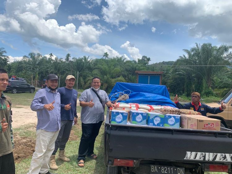Tokoh muda asal Pasaman, Ulul Azmi memberikan bantuan kepada warga terdampak gempa. IST