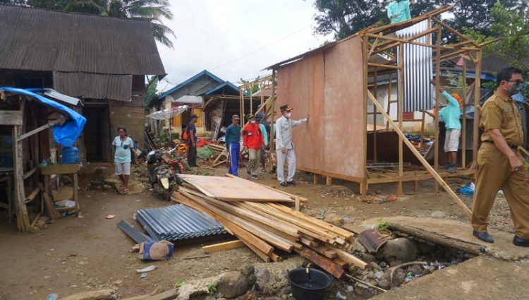 Terlihat proses pembuatan Huntara di Kajai dari donasi yang dihimpun oleh PMI. (Dok. Haluan/Osniwati)