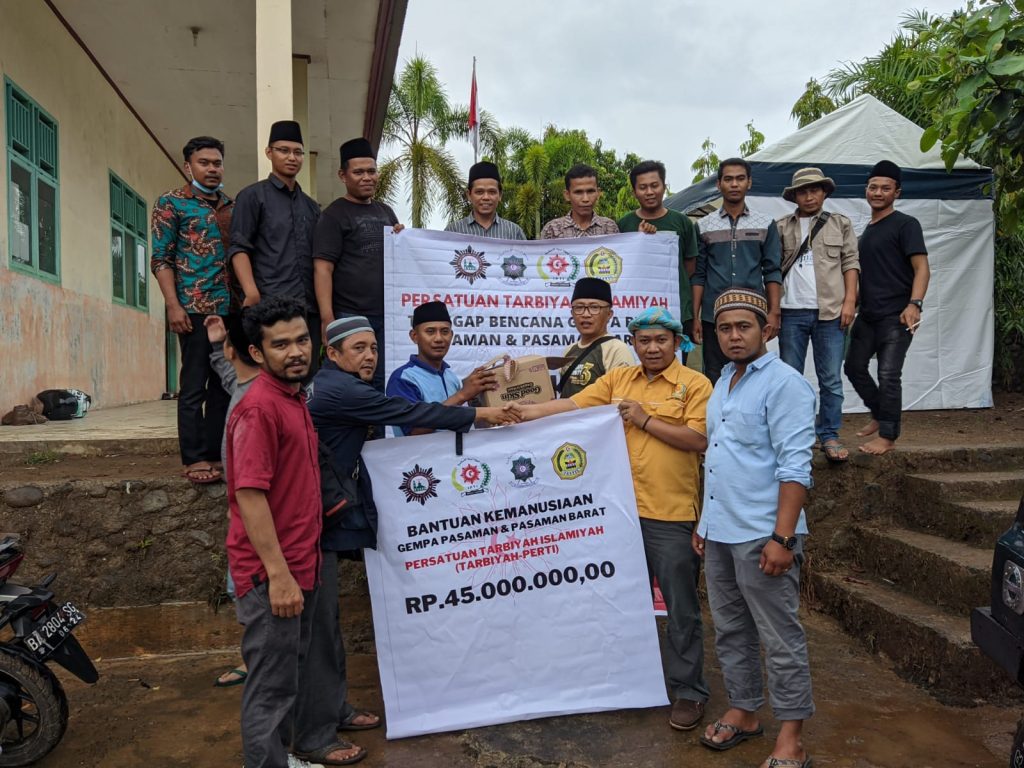 Tarbiyah-Perti Salurkan Bantuan Tahap Awal Rp45 Juta ke Pasaman-Pasbar