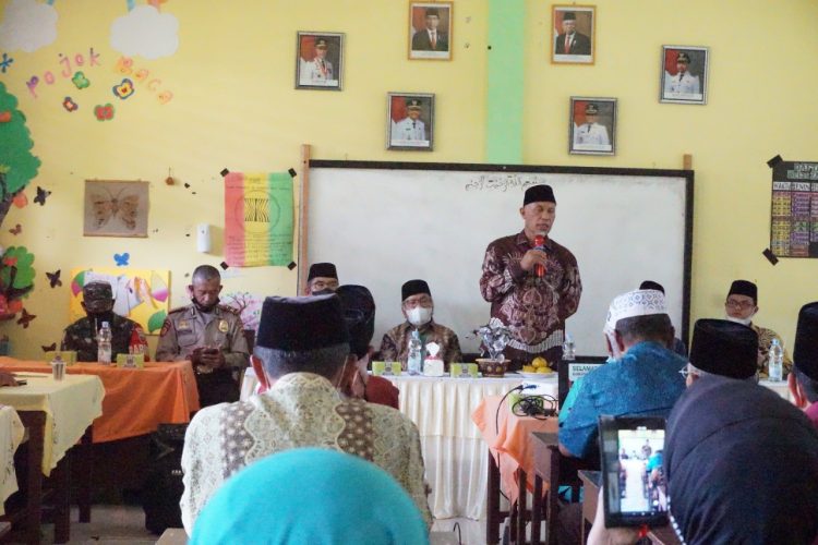Gubernur Sumbar, Mahyeldi saat menghadiri Milad Yayasan Pendidikan Bustanul Ulum Limapuluh Kota