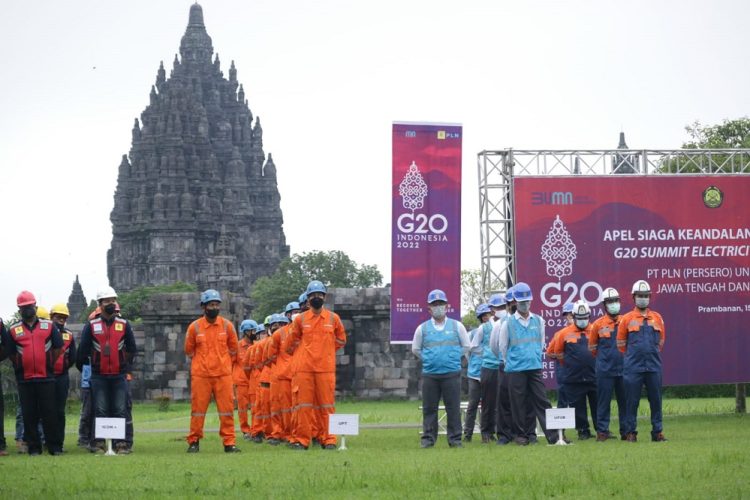Petugas PLN siaga di Candi Prambanan dalam rangka kesiapan penyelenggaraan Energy Transition Working Group, MAret-Juli 2022.