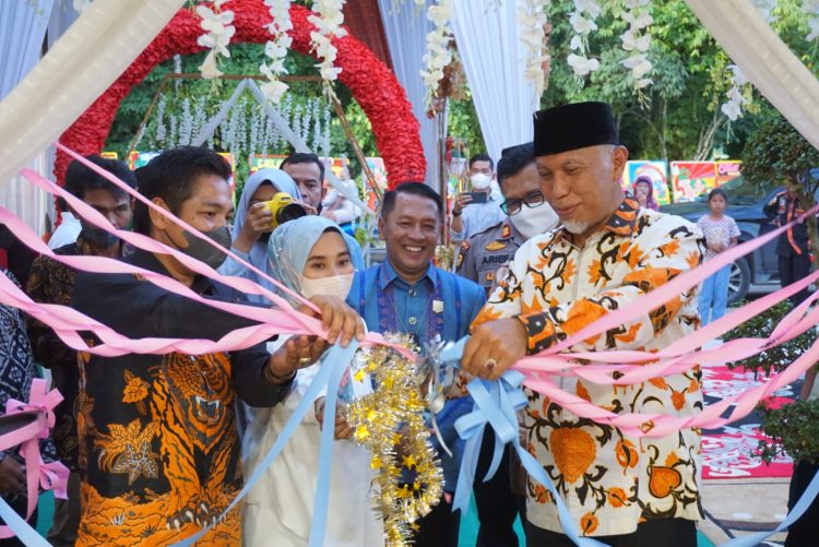 Gubernur Sumbar, Mahyeldi menggunting pita saat peresmian objek wisata baru, HV Tang Ayia di Sungai Lansek Sijunjung, Minggu (20/03/22).