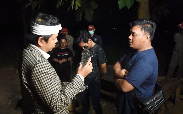 Anggota DPR RI Dedi Mulyadi saat turun ke lapangan menyaksikan langsung peredaran dan kecanduan pemuda terhadap Miras di Purwakarta.