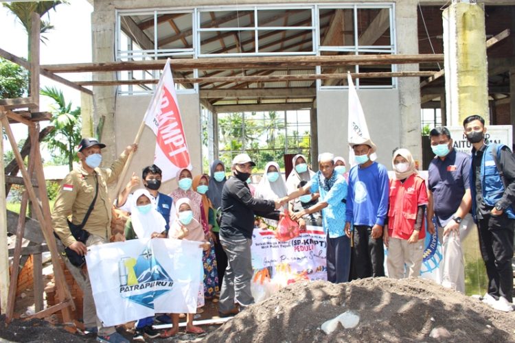 PMI Agam dampingi Tim Kota Dumai mendistribusikan bantuan untuk korban gempa dan longsor di Kabupaten Pasaman, Sumatra Barat, Selasa (22/3/2022). IST