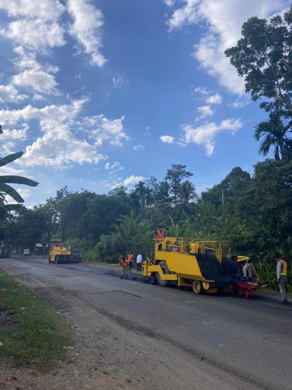 Salah satu ruas jalan nasional sedang dilakukan perbaikan atau penambalan lubang sehabis di cutting, Rabu (23/3/2022). MARYADI