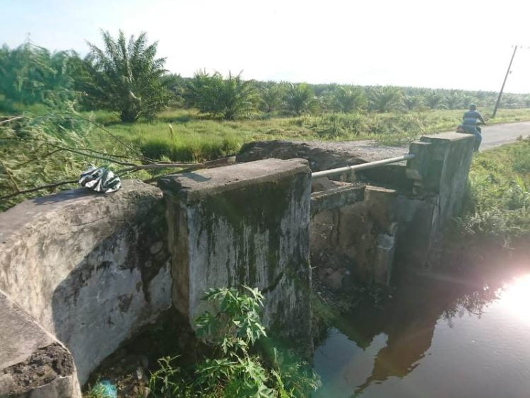 Jembatan di Afdeling Carly, Jorong Muaro Putuih, Nagari Tiku V Jorong Kecamatan Tanjung Mutiara, Kabupaten Agam, runtuh pada Rabu (30/3/2022) pagi. PERI MUSLIADI