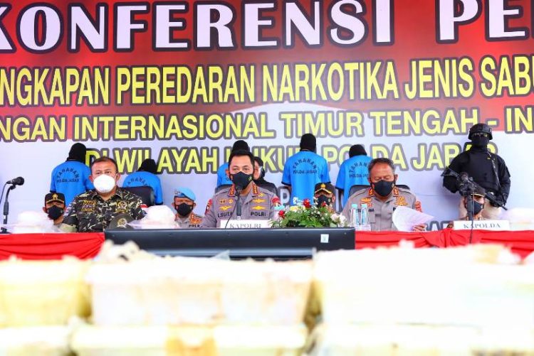 Kapolri Jenderal Listyo Sigit Prabowo memberikan keterangan pers pengungkapan sabu seberat 1,196 ton di Pusdik Intelkam, Soreang, Jawa Barat, Kamis (24/3/2022). HUMAS
