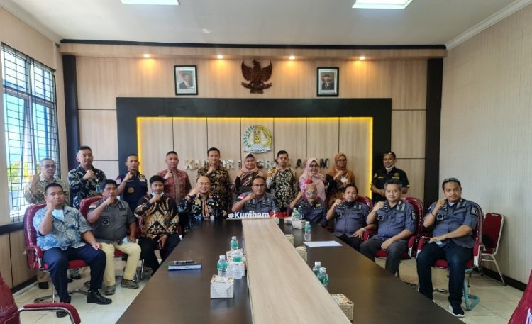 Kadiv Kanwil Kemenkumham Sumbar, Novianto Sulastono foto bersama dengan Kepala Kantor Imigrasi Agam, Qris Pratama di Kantor Imigrasi Kelas II Non TPI Agam, Kamis (24/3/2022). IST