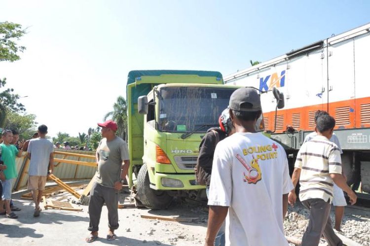 Suasana kecelakaan kereta api dengan truk pembawa semen di Jalan Adinegoro, Lubuk Buaya, Kecamatan Koto Tangah, Selasa (29/3/2022) siang. IST