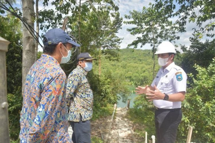 Peninjauan program NUWSP oleh Kepala Balai Prasarana Permukiman Wilayah (BPPW) Sumbar, Kusworo Darpito bersama Wali Kota Sawahlunto, Deri Asta di Kandi, Rabu (23/3). HUMAS