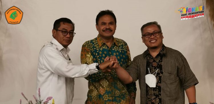 Direktur PNP, Dr. Surfa Yondri (kiri), Rektor Telko University, Prof. Adiwijaya dan Rektor Universitas Mataram, Prof. Bambang Hari Kusumo (kanan) usai pendatanganan kerjasama. HUMAS