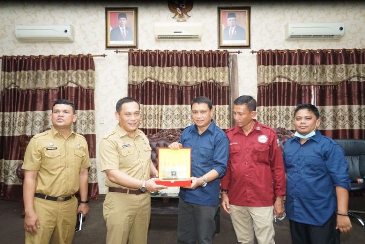 Kadis Kominfo Dharmasraya, Rovanly Abdams menerima cendera mata dari Kadis Kominfo Kota Medan, Arrahmaan Pane. MARYADI