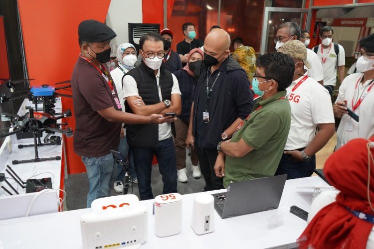 Komisaris Telkomsel, Yose Rizal didampingi Direktur Network Telkomsel, Nugroho mengunjungi booth layanan Telkomsel dan melihat show case menggunakan jaringan Hyper 5G Telkomsel di Kawasan Mandalika International Street Circuit. IST