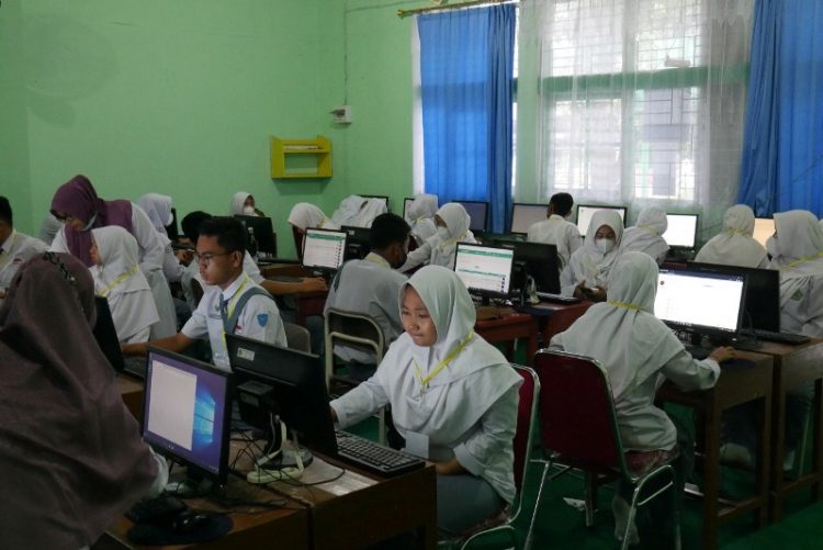 Peserta ujian di MAN 1 Kota Padang melaksanakan dengan sistem berbasis komputer, Selasa (22/3/2022). PUTRI MERI YANTI PERTIWI