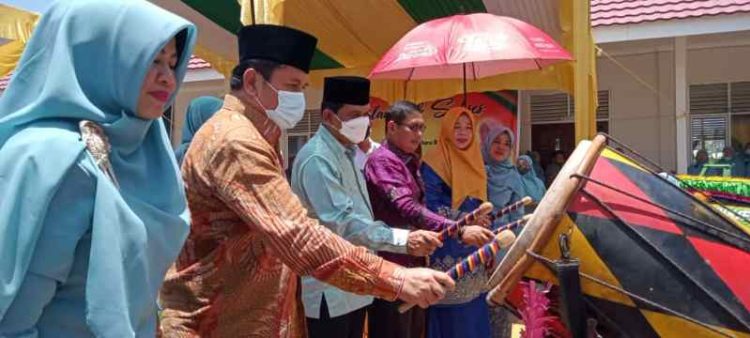 Kakanwil Kemenag Sumbar, Helmi (tiga dari kiri) didampingi Kakankemenag Padang, Edy Oktafiandi (dua dari kiri) dan Anggota DPRD Padang, Zulhardi Z Latif, serta Kepala MTsN 6 Padang, Lilis Andriani (kiri) menabuh gendang sebagai pertanda deklarasi program SRA tingkat Sumbar di MTsN 5 Padang, Sabtu (26/3/2022). HUMAS