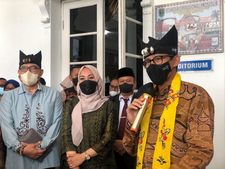 Menprekraf Sandiaga Uno (kanan) didampingi Ketua BPPD Sumbar, Sari Lenggogeni (tengah) dan Kadispar Sumbar, Luhur Budianda (kiri) saat menjawab pertanyaan wartawan di Auditorium Gubernuran, Sabtu (26/3/2022). DARWINA