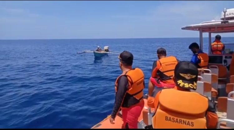Tim SAR gabungan menyelamatkan seorang nelayan terkatung-katung di Perairan Selat Bunga Laut, antara Sipora dan Siberut, Kabupaten Kepulauan Mentawai, Sumatra Barat (Sumbar), Selasa (22/3/2022). IST