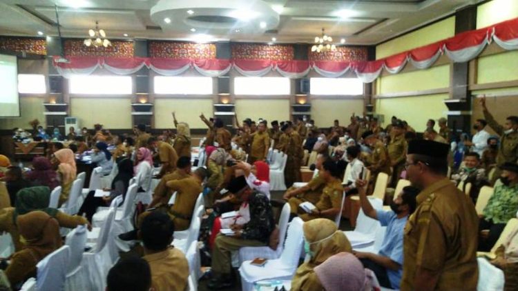 Puluhan wali nagari di Kabupaten Solok memprotes layanan PDAM yang tidak bisa dinikmati oleh masyarakat setempat, namun dialirkan ke daerah lain dalam musrenbang, Selasa (29/3/2022). IST