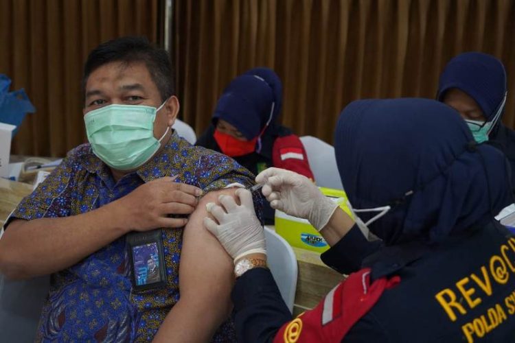 GM PLN UIW Sumbar, Toni Wahyu Wibowo menerima suntik vaksin booster oleh petugas Dokkes Polda Sumbar di Aula Kantor Induk PLN UIW Sumbar, Kamis (24/3/2022). IST