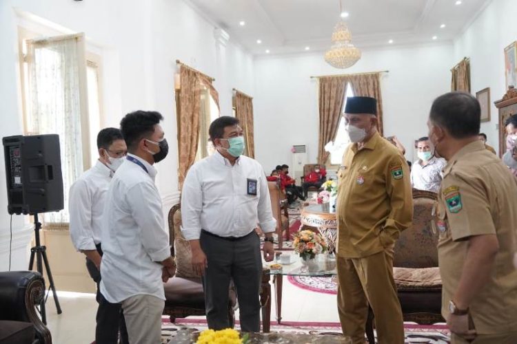 General Manager (GM) PLN UIW Sumbar, Toni Wahyu Wibowo bersama Senior Manager Distribusi PLN UIW Sumbar, Arif Pramudya melaporkan kesiapan PLN dalam menyambut Ramadan hingga Idulfitri 1443 Hijriah kepada Gubernur Sumbar, Mahyeldi Ansharullah di Istana Gubernur, Senin (28/3/2022). HUMAS