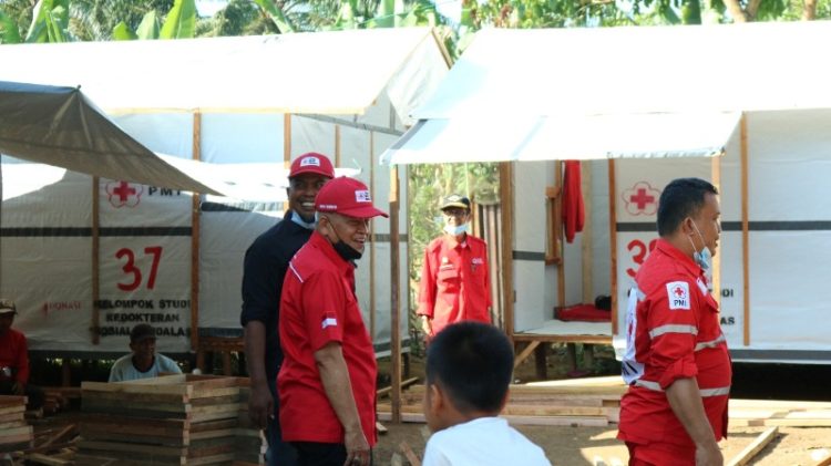 Ketua PMI Sumbar, Aristo Munandar tengah berdialog dengan masyarakat penerima manfaat huntara di Nagari Kajai, Kecamatan Talamau, Kabupaten Pasbar, Sumbar, Kamis (24/3). IST