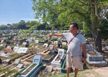 Juru Makam TPU Tunggul Hitam,  Edi Mayik,  24 Jam Siap Mengurus Mayat