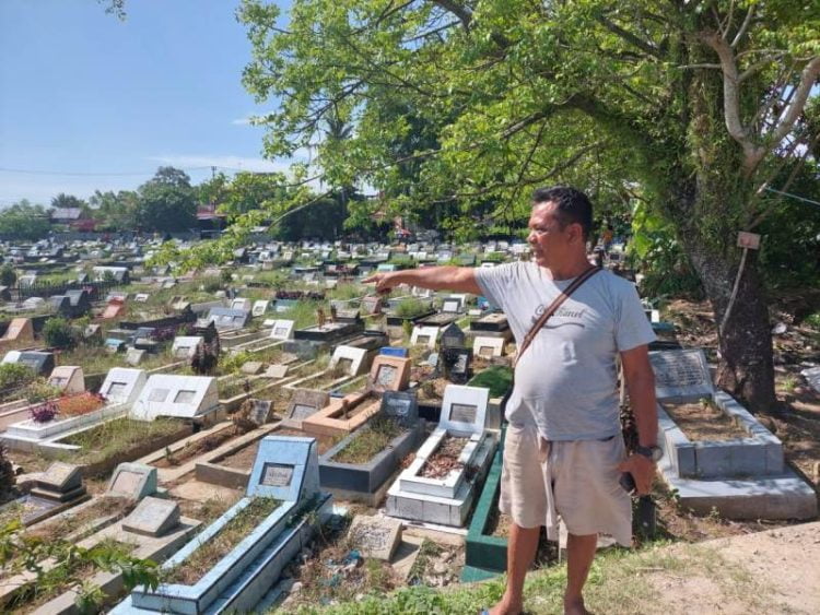 Edi Mayik, menunjuk puluhan ribu “warga”nya di TPU Tunggul Hitam. ZUL EFFENDI