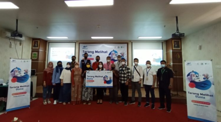 Penyerahan secara simbolis bantuan dari PT WOM Finance kepada salah satu pasien operasi katarak gratis di RS Universitas Andalas, Padang, Sumbar, Sabtu (26/3/2022). FAJAR