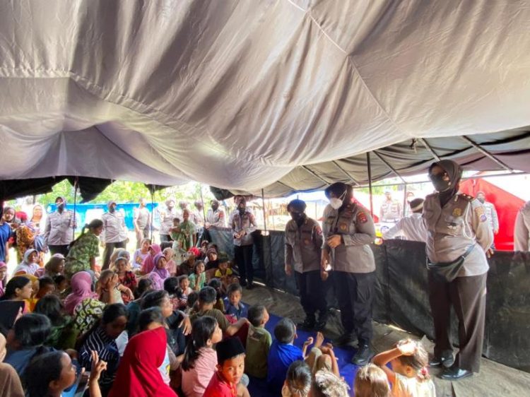 Personel Polwan Polda Sumbar tengah memberikan trauma healing kepada korban gempa, dengan menghibur orang tua dan juga anak-anak, Rabu (23/3/2022). HUMAS