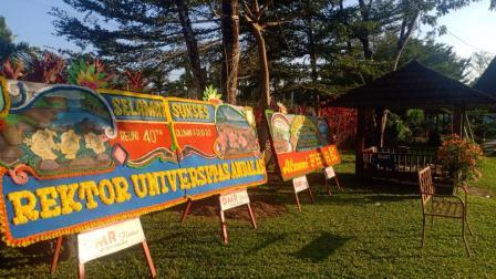 Karangan Bunga dari Rektor Unand dan Alumni di lokasi acara Reuni Akbar 40 Tahun Alumni FHUA '82. IST