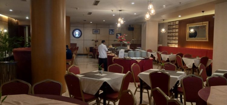 Rocky Hotel di Jalan Permindo No. 40 Padang, Sumatra Barat (Sumbar), menghadirkan paket berbuka puasa dengan menu berbeda setiap harinya hanya Rp110 ribu. RIZKA