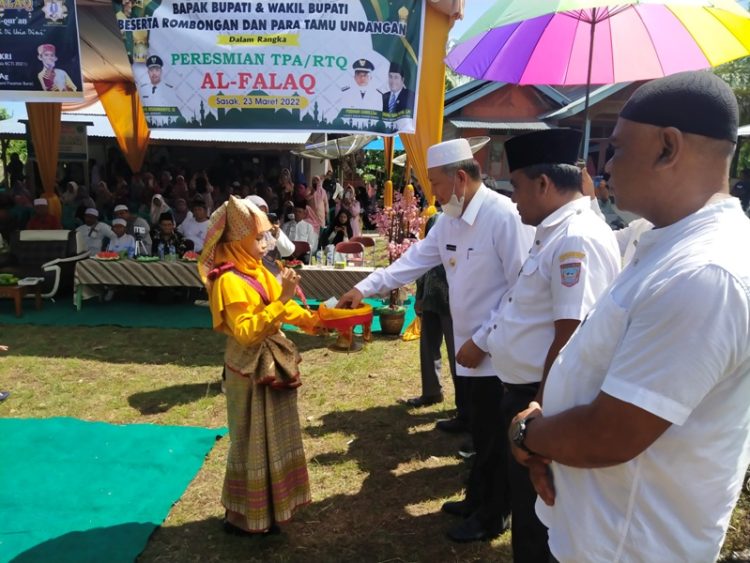 Bupati Pasbar, Hamsuardi disuguhi sekapur sirih sebelum peresmian RTA di Padang Halaban, Kecamatan Sasak Ranah Pasisie, Rabu (23/3/2022). OSNIWATI
