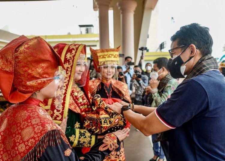 Sandiaga Uno tiba di Ranah Minang pada tahun lalu, dalam rangka meninjau beberapa desa wisata yang masuk dalam 50 besar desa terbaik ADWI 2021. Puspita Indah Cahyani/Haluanpadang.com