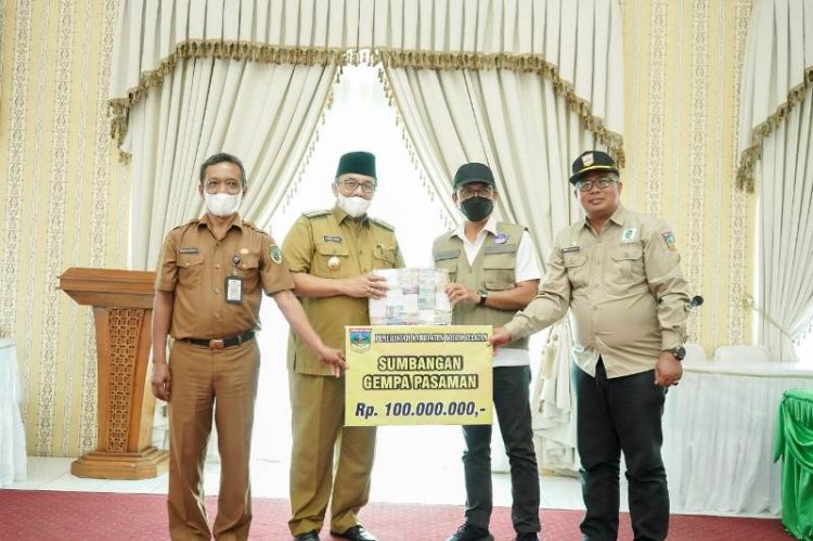 Bupati Solok Selatan, Khairunas menyerahkan bantuan kepada Bupati Pasaman, Benny Utama di Rumah Dinas Bupati Pasaman. IST
